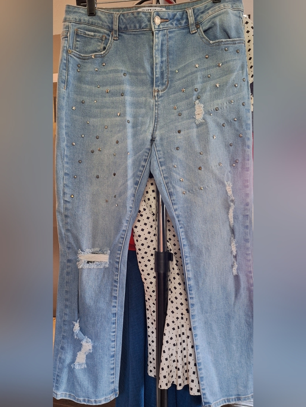 Velvet Heart Studded Distressed Jeans Size 31 Light Wash